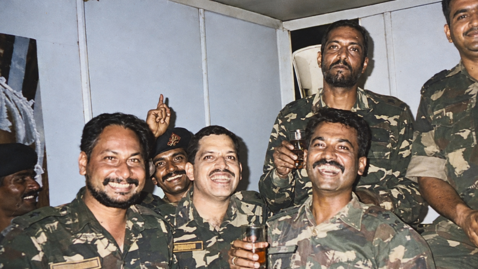 कारगिल युद्ध के दौरान भारतीय सेना के जवानों के साथ नाना पाटेकर जी की तस्वीर